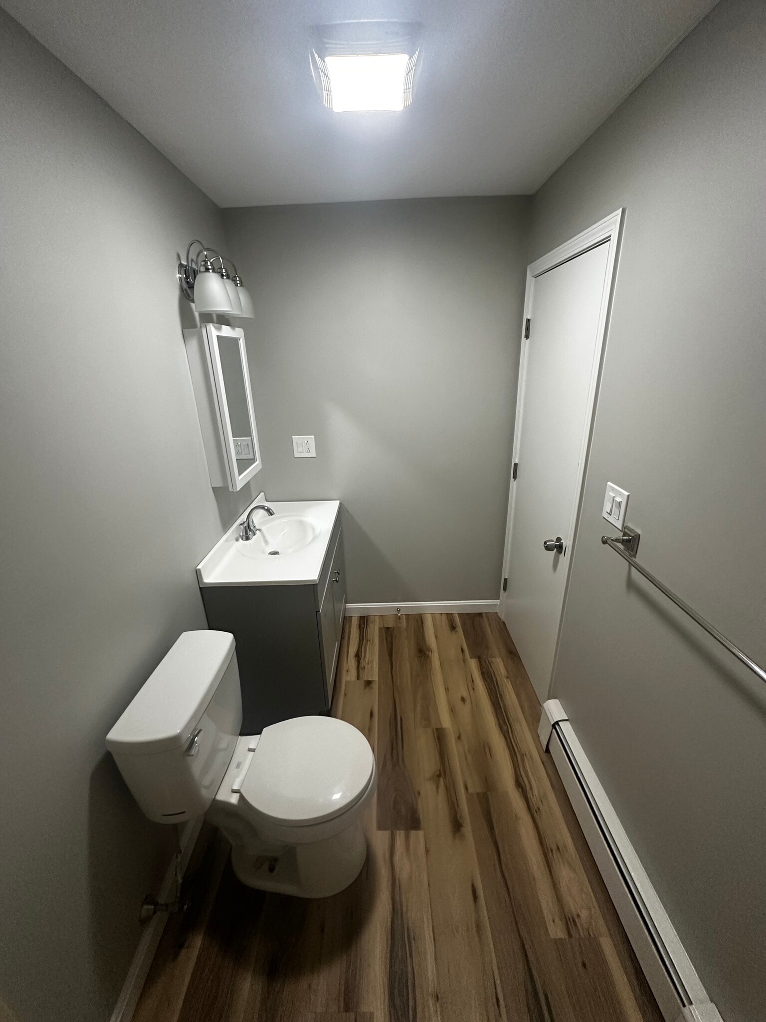 Bathroom sideview - 34 Pine St