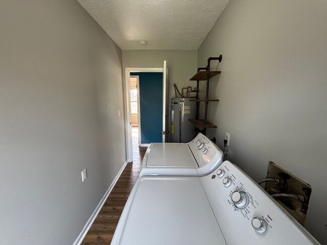 Building Photo - 3615 Ellen Dr
