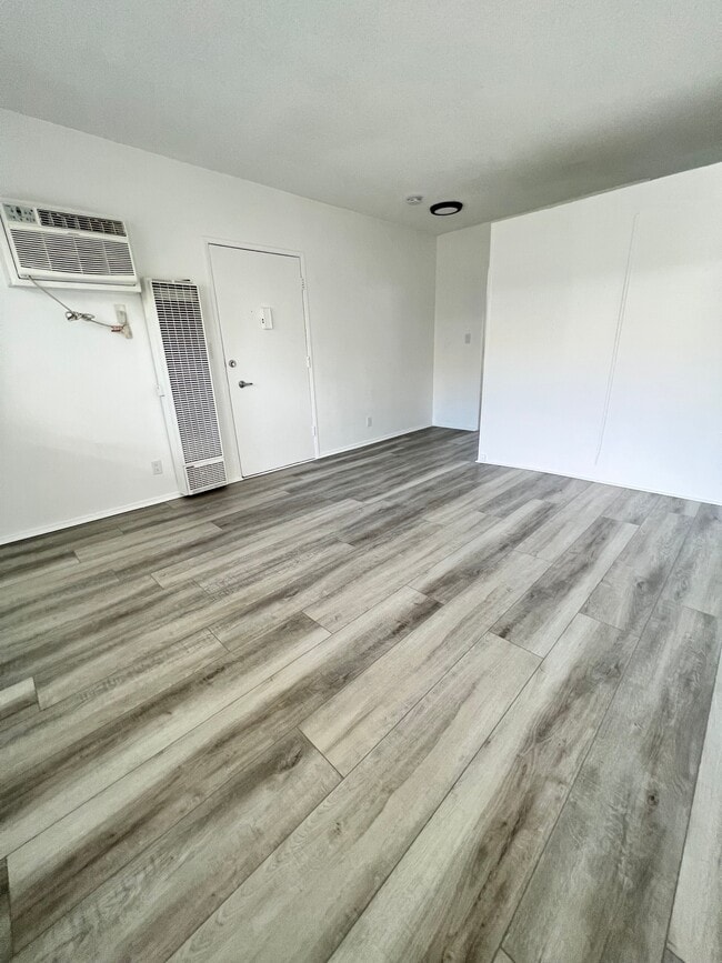 Building Photo - Nicole Apartments