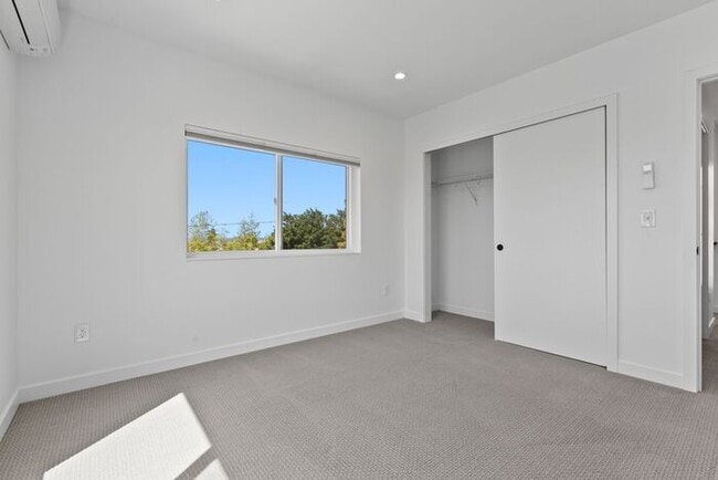 Building Photo - Sweet Ultra-Modern Air-Conditioned West Se...