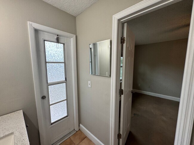 Building Photo - Lovely 3 Bedroom, 2 Bathroom Home in the Heart of Deltona!!