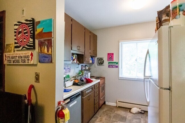 Building Photo - PRELEASING for AUGUST! Close to Campus