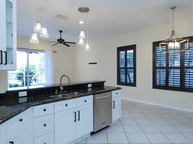 Building Photo - "Spacious 3-Bedroom Oasis with 2 Baths and 2,287 Sq Ft in Bradenton!"