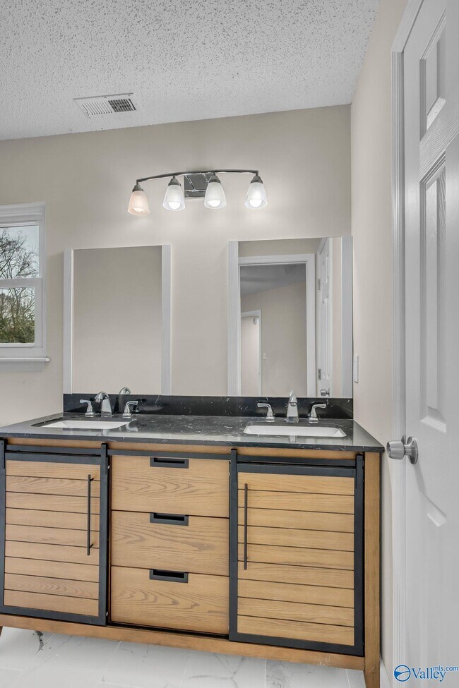 Building Photo - 213 Rebecca Pines Dr