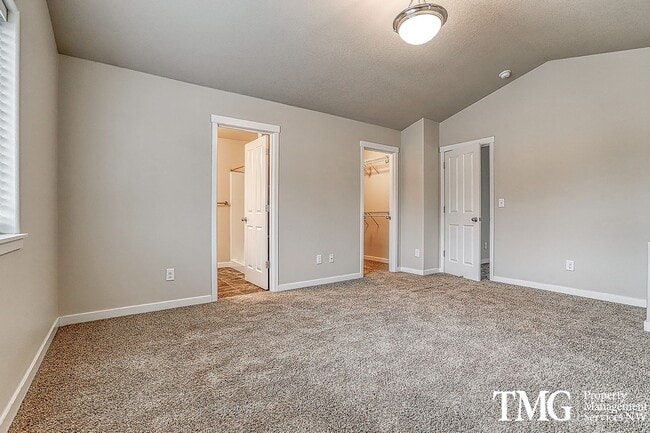 Building Photo - 3 Bedroom/2.5 Bath With Fenced Backyard, W/D Included, and AC!
