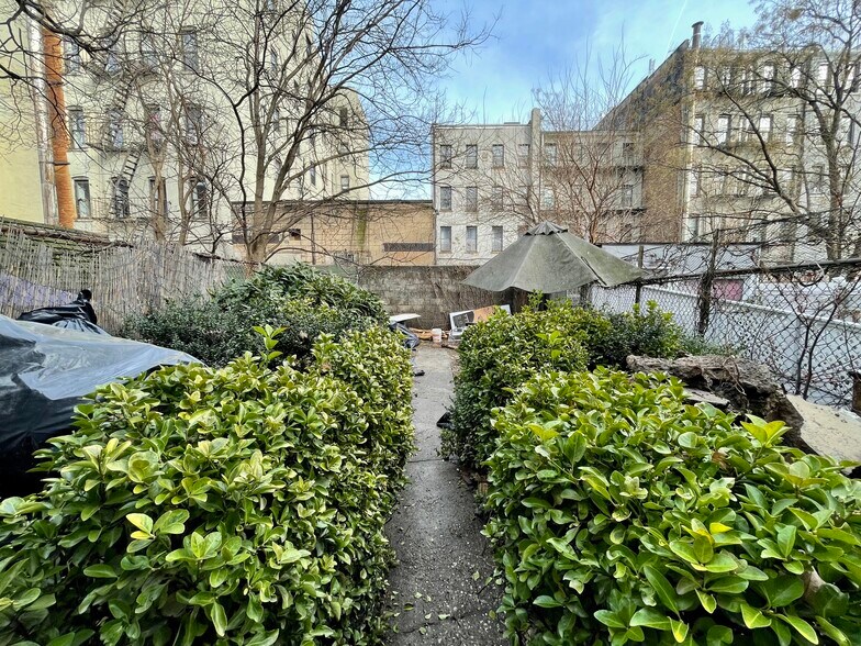 Building Photo - 335 E 116th St