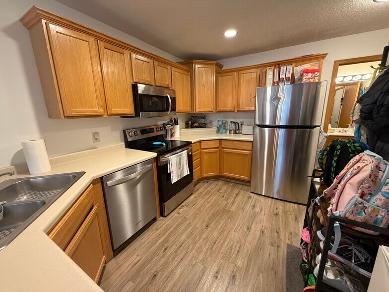 Building Photo - 2336 Oakridge Cir