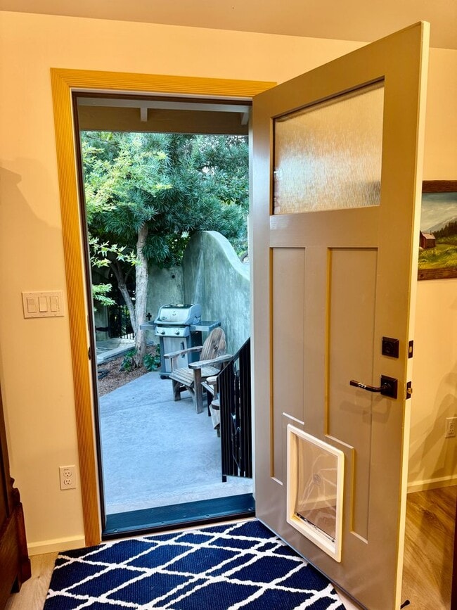 Building Photo - Immaculate Designer Furnished Studio in Co...