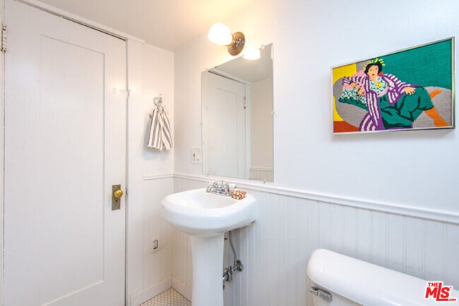 Building Photo - 2417 Walgrove Ave