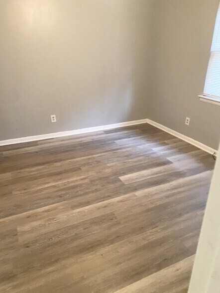 Building Photo - 731 Hedgelawn Way