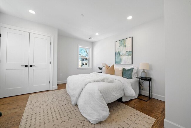 Building Photo - 19 Armory St