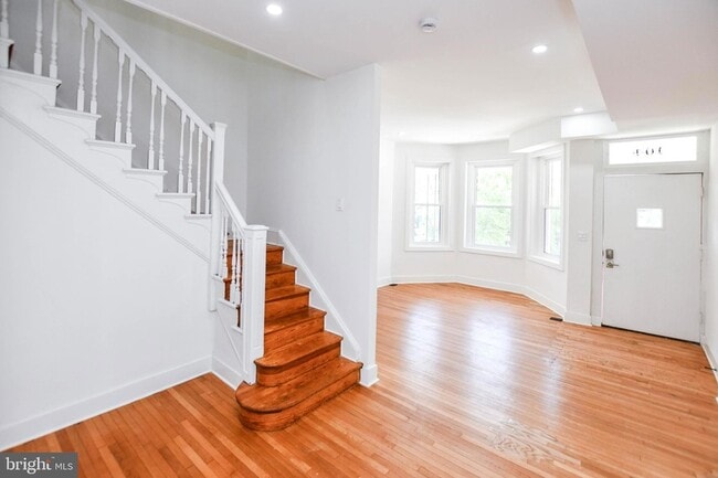 Building Photo - 104 R St NE