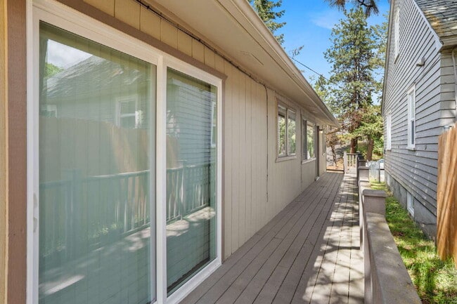 Building Photo - Updated Turnkey 2 Bed 1-bathroom spacious ...