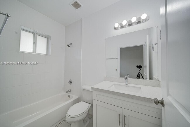 Building Photo - 14708 NE 7th Ave