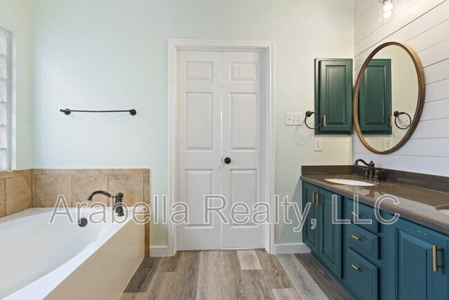 Building Photo - 208 Dove Run