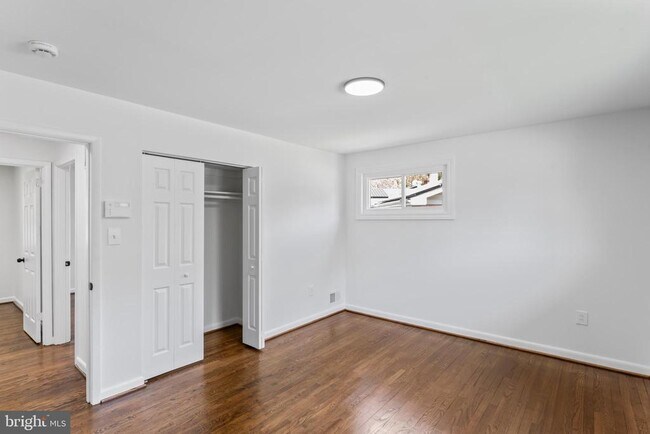 Building Photo - 2521 Fairhill Dr