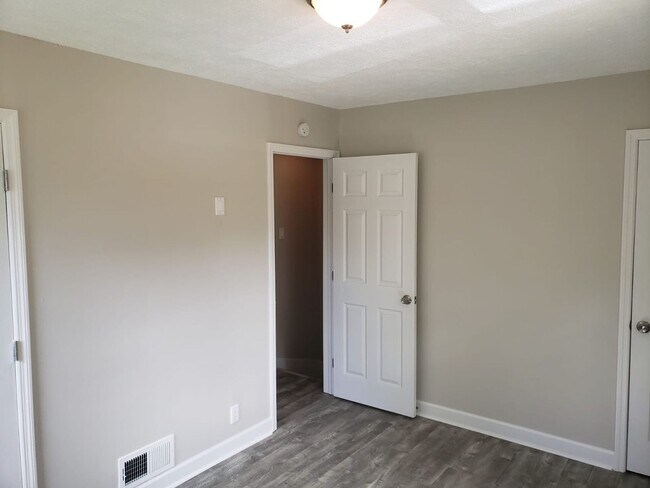 Building Photo - NEWLY RENOVATED DUPLEX UNIT