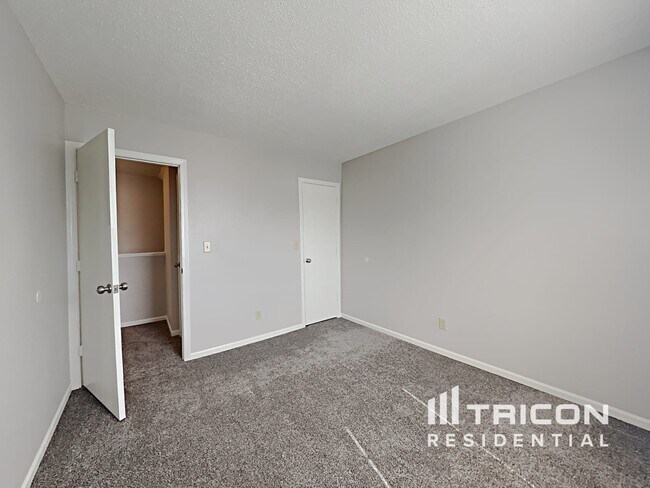 Building Photo - 2343 Rolling Oak Dr