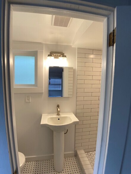 Building Photo - 561 Page Ave NE