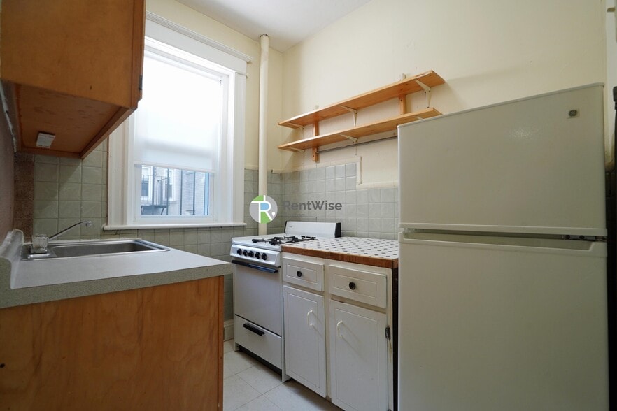 Building Photo - 68 Woodstock Ave