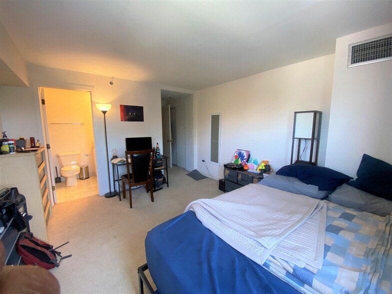 Building Photo - 931 Massachusetts Ave