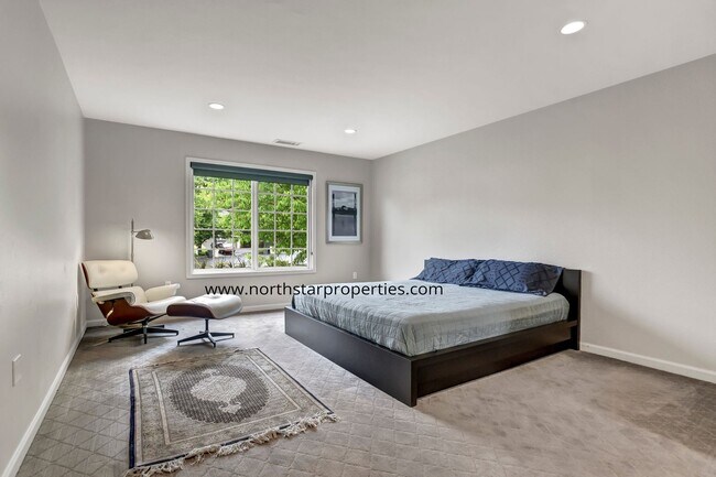Building Photo - Lake Oswego Perfection