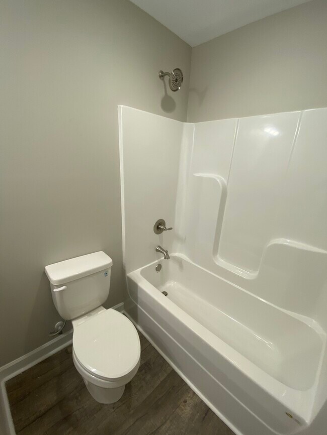 Building Photo - $500 OFF FIRST MONTHS RENT!