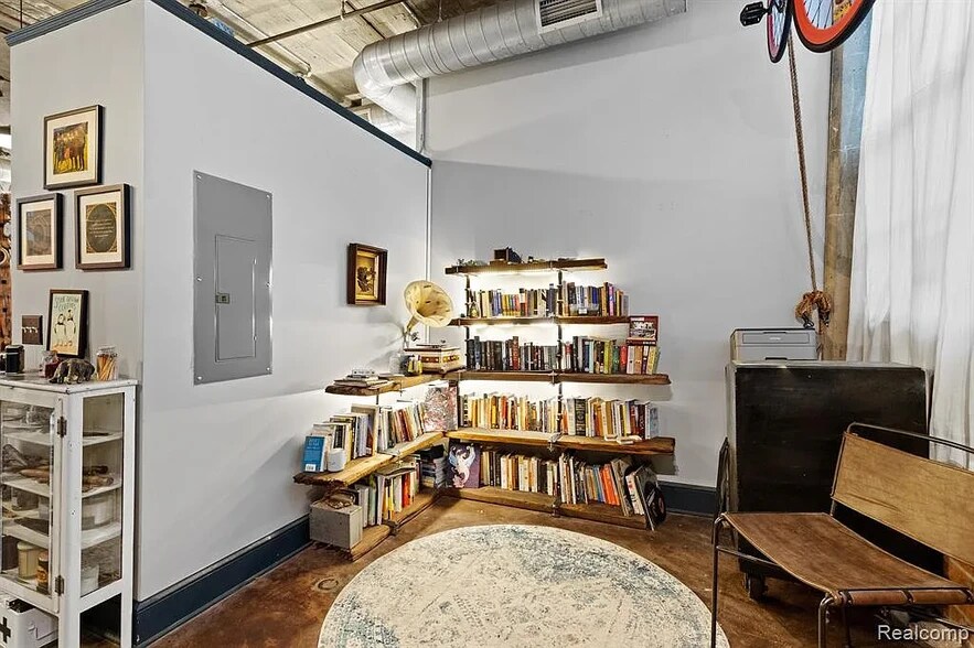 Building Photo - 5766 Trumbull St