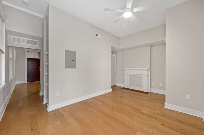 Building Photo - 516 E 13th St