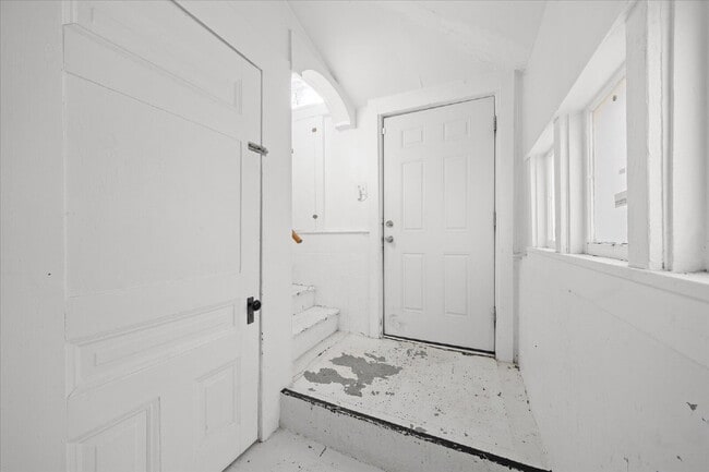 Building Photo - "Charming 3-Bed Haven with Hardwood Floors & 2 Full Baths in St. Louis!"  Hazelwood Schools.  Sec...