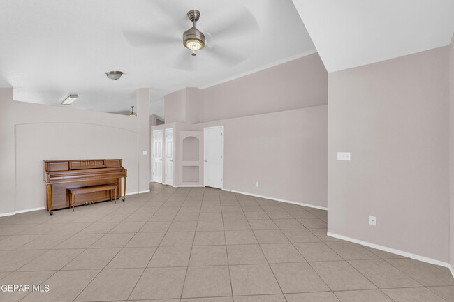 Building Photo - 11868 Oak Crossing Dr