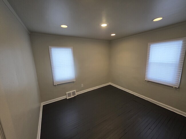 Building Photo - 8461 Plainview Ave