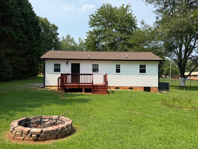 Building Photo - Newly Remodeled
