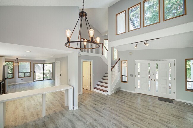 Building Photo - 5Bd/2.5Ba Kirkland Home