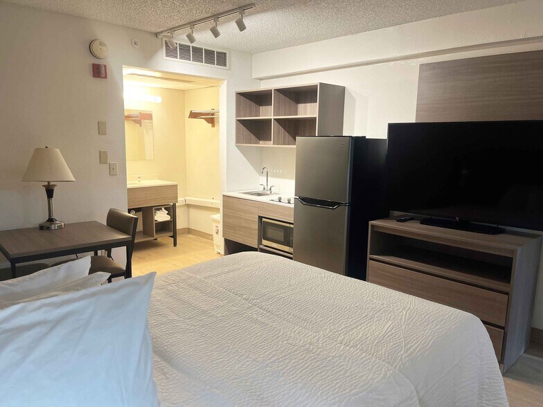 Building Photo - Furnished Studio-Sterling