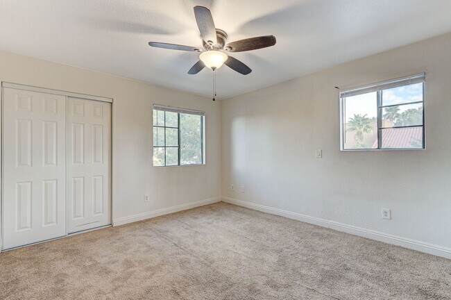 Building Photo - Charming 2 Bed 2 Bath!