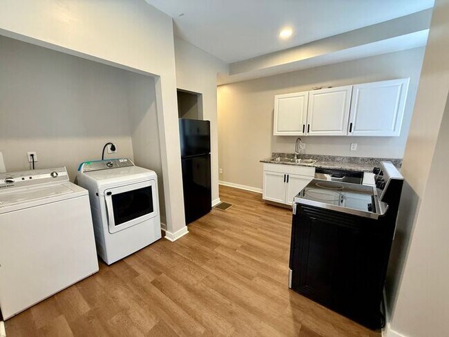 Building Photo - Updated 3 Bed, 1 Bath Home