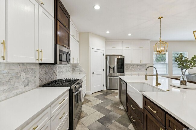 Building Photo - 303 Pendleton Ave