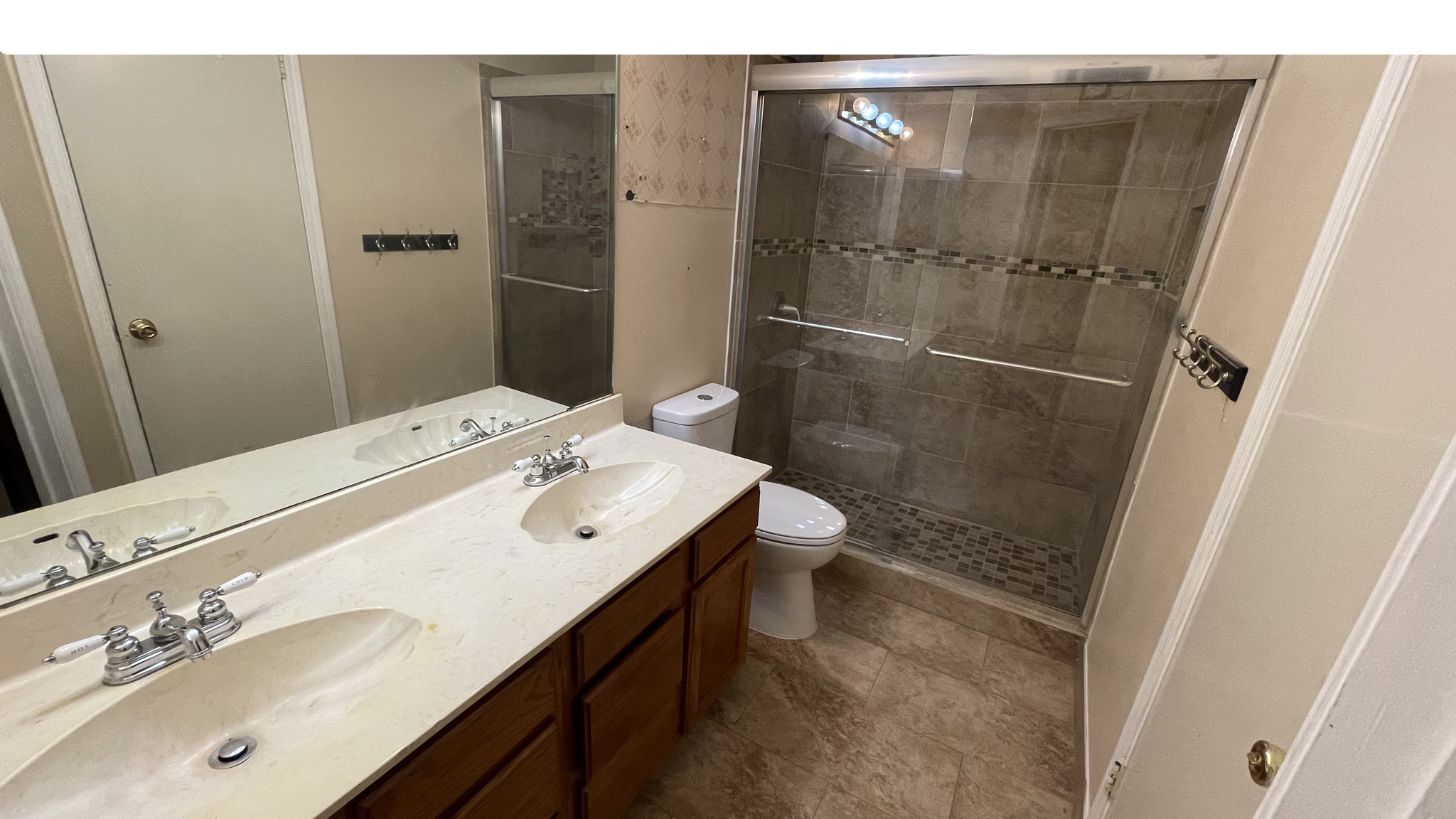 Building Photo - 2403 Hemlock Dr