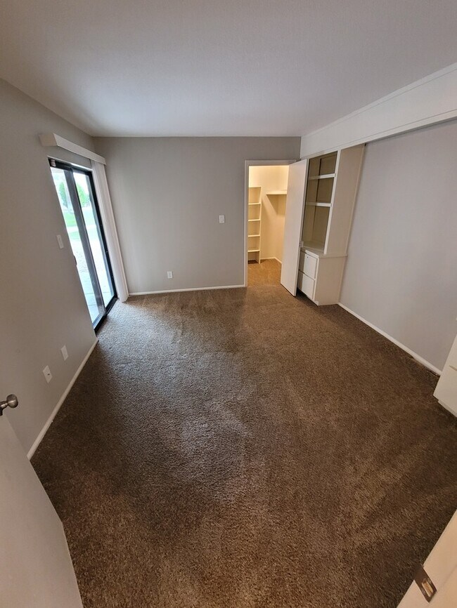 Building Photo - Updated 2/2 condo with 2 master bedrooms!