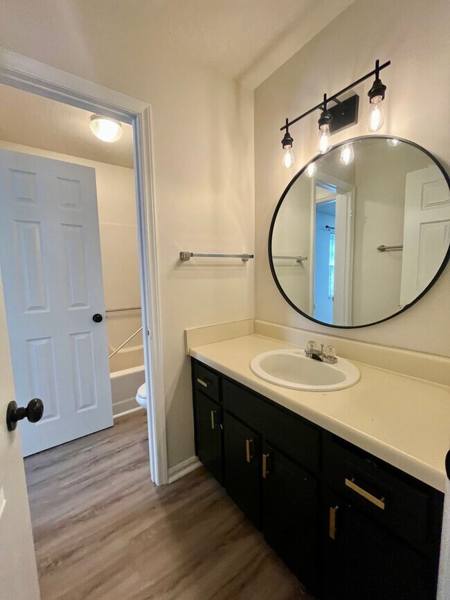 Building Photo - Charming 2 Bedroom Townhouse
