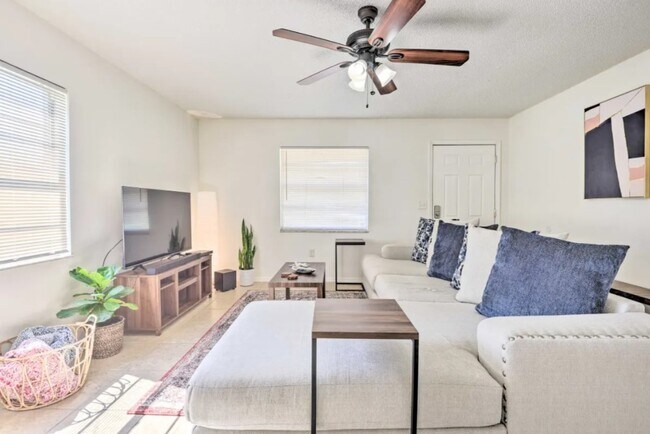 Building Photo - 416 40th St E