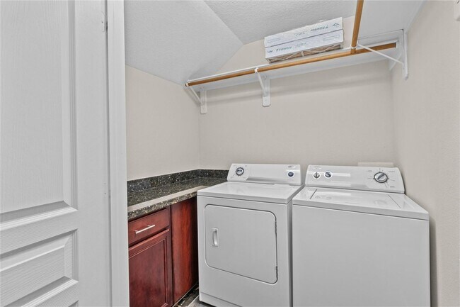 Building Photo - Experience Urban Living at Its Finest!