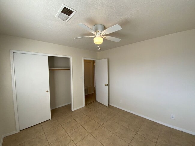 Building Photo - 3 Bedroom Single Story Home Available Near Unser Blvd NE & King Blvd NE!