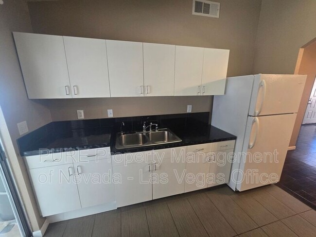 Building Photo - 4270 Rollingstone Dr