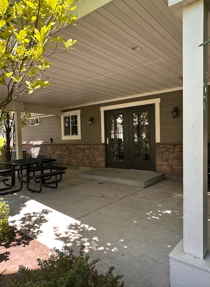 Clubhouse patio - 240 W 1030 S