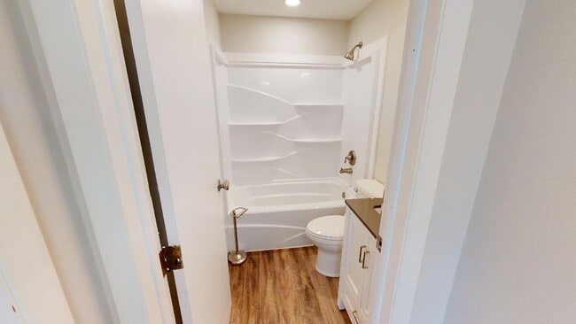 Building Photo - MOVE IN SPECIAL!!  FREE MONTH'S RENT!!  Mo...