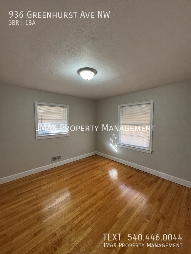 Building Photo - 936 Greenhurst Ave NW