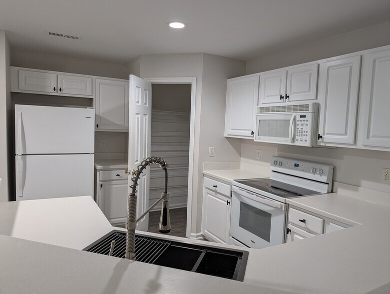 Walk-in pantry - 5004 Hunters Trail