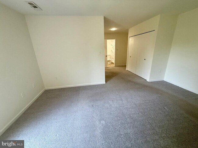 Building Photo - 15 Silverwood Cir